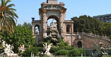 palais en pierre face au lac