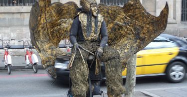 homme statue en forme d'animal dans les rues de barcelone