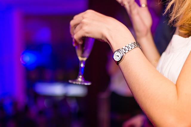 femme tenant un verre de champagne à la main dans un un bar de Barcelone