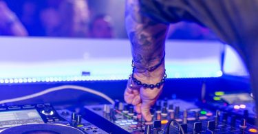 Dj dans un night club de Barcelone