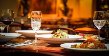table avec assiettes de nourriture