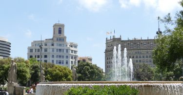 place avec fontaine d'eau et batiments