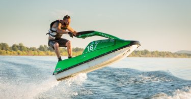 homme faisant du jet ski