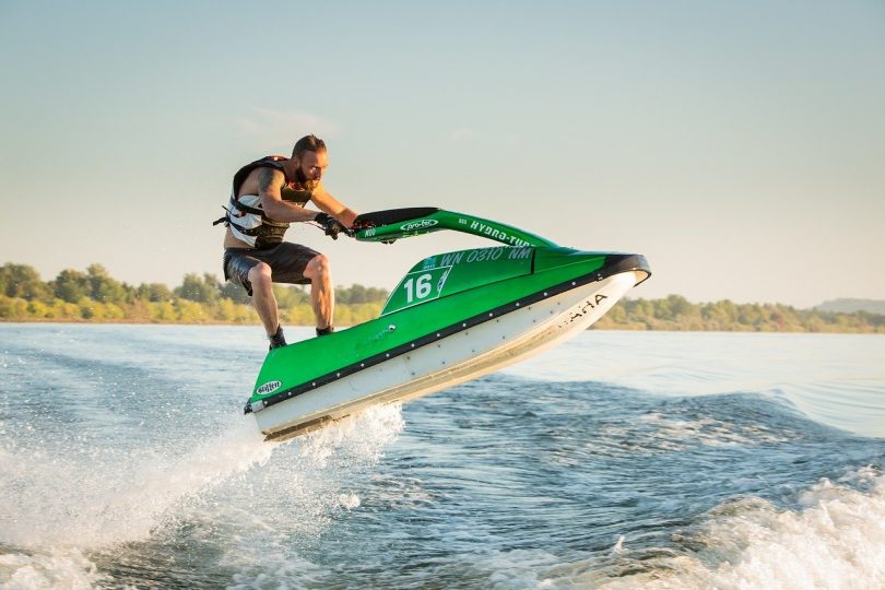 homme faisant du jet ski
