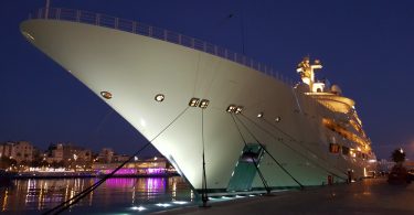 bateau accosté dans un port la nuit