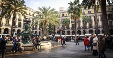 place de barcelone avec fontaine d'eau et palmiers