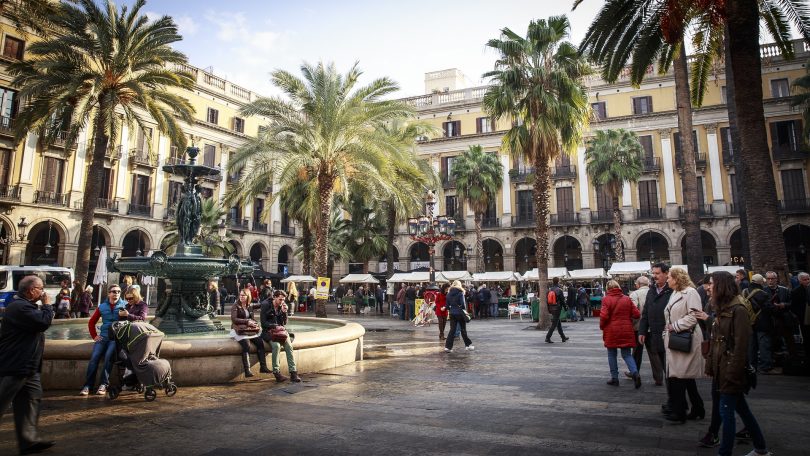 place de barcelone avec fontaine d'eau et palmiers