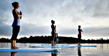 Pilates et SUP yoga sur la plage de Barcelone