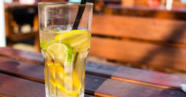 verre sur une table au soleil