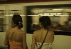 deux filles devant le metro qui passe