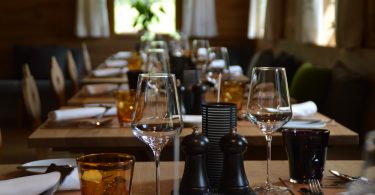 table de restaurant avec couverts et verres