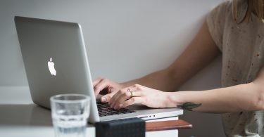 femme pianotant sur un laptop