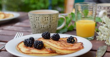 assiette de pancakes et jus d'orange