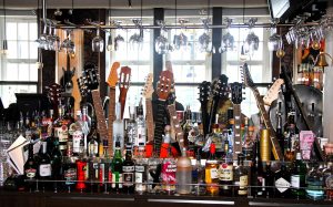 comptoir de bar avec guitares