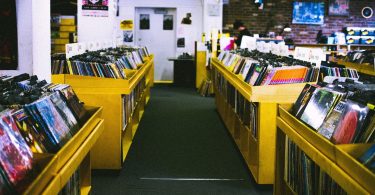 couloir et rangements de disques vinyles