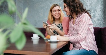 deux femmes discutant à une table