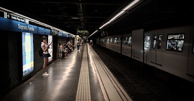 personnes attendant dans le métro de Barcelone