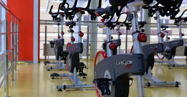 un gymnase avec des vélos d'exercice