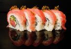 rouleau de sushis au saumon