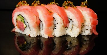 rouleau de sushis au saumon
