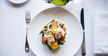 assiette de poisson vue d'en haut