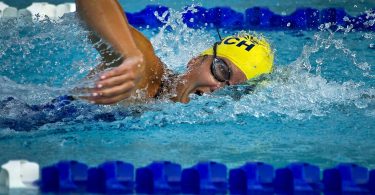 femme nageant dans une piscine intérieure
