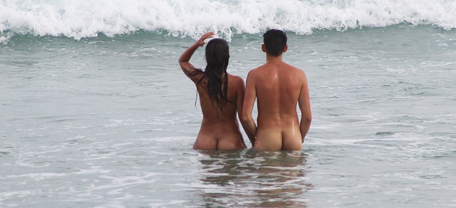 couple nu dans l'eau