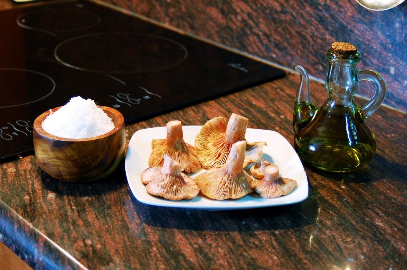 sel, un plat avec des champignons et de l'huile d'olive