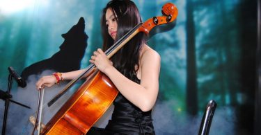 femme jouant du violoncelle