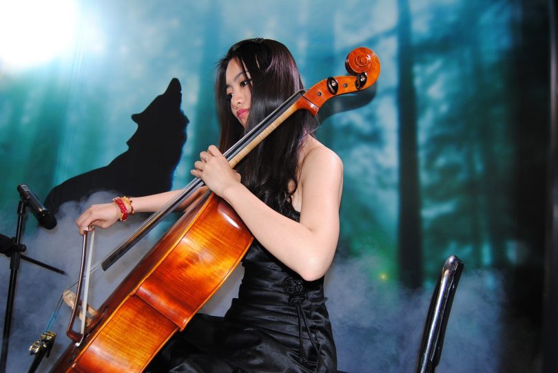 femme jouant du violoncelle