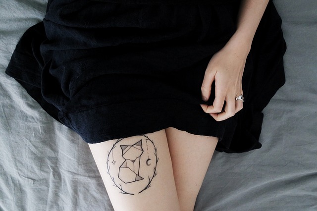 tatouage sur une cuisse de femme
