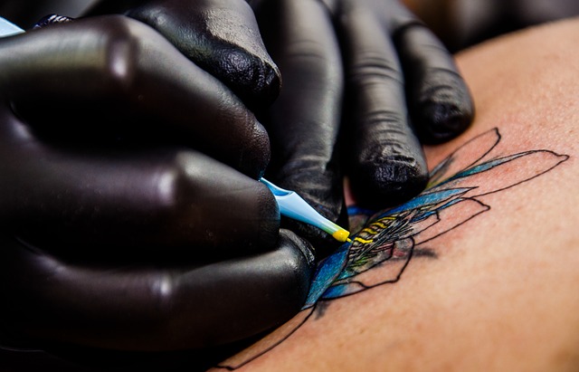 tatoueur faisant un tattoo sur un bras