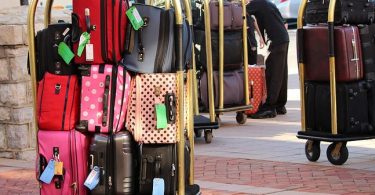 ensemble de valises entrée hotel