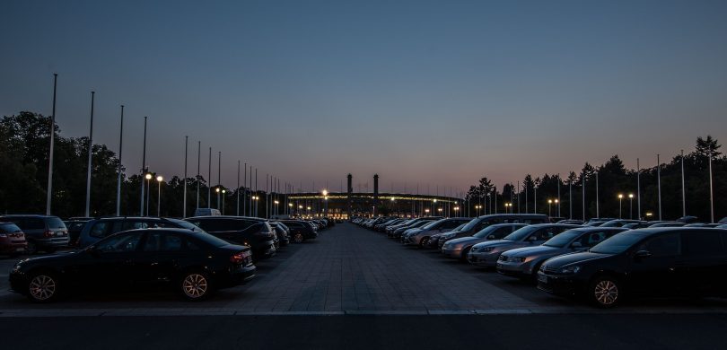 parking la nuit avec des voitures