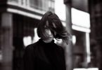 photo en noir et blanc d'une femme en col roulé