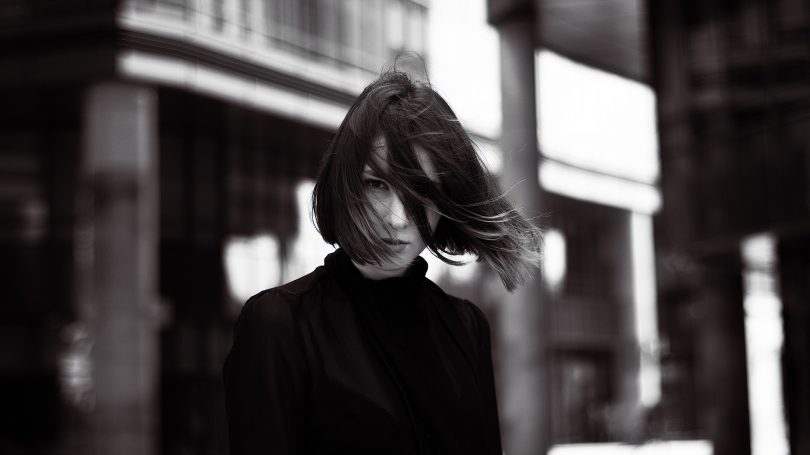 photo en noir et blanc d'une femme en col roulé