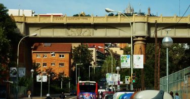 route avec voitures et bus sous un pont