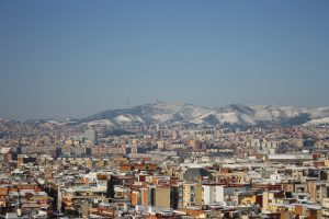 vue sur barcelone et les montagnes enneigées