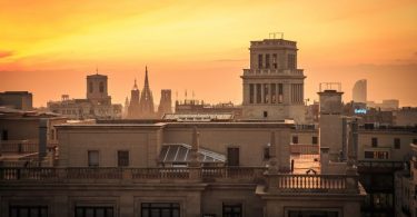 coucher de soleil sur la ville de barcelone
