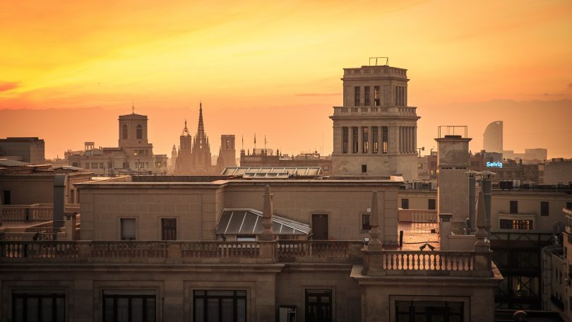 coucher de soleil sur la ville de barcelone