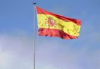 drapeau espagnol flottant dans le vent