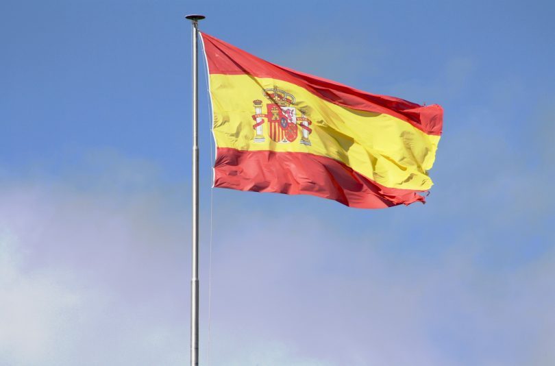 drapeau espagnol flottant dans le vent