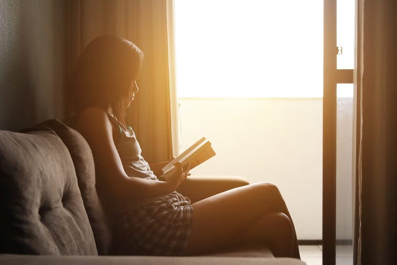 femme lisant dans un canapé
