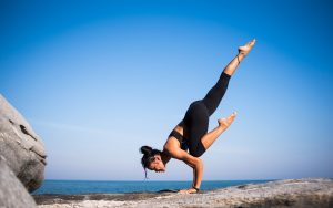 femme faisant du yoga en plein air