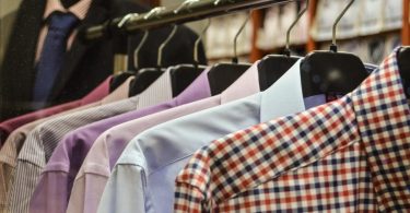rack de chemises de couleur et à carreaux