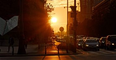 route au soleil couchant