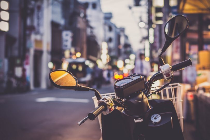 moto dans les rues de barcelone