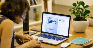 femme travaillant sur un laptop