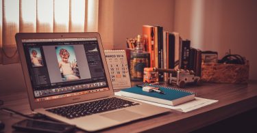 ordinateur sur une table