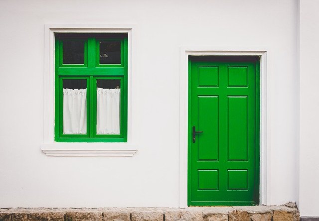 porte et fenêtre vertes d'une maison